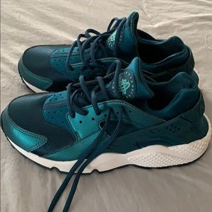 Women’s Nike huaraches size 9 fit like a 7-7.5